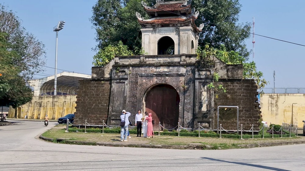 Du khách đến thăm Thành cổ Vinh nên lựa chọn trang phục phù hợp